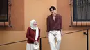 Dalam salah satu foto, Dinda dan Rey tampil dengan gaya kasual namun tetap terlihat kompak. Mengenakan pakaian dengan warna senada, mereka berdua tampak begitu serasi. Senyum manis yang terpancar dari wajah mereka menambah kesan romantis dan membuat banyak netizen iri melihat kebersamaan mereka. (Liputan6.com/IG/@dindahw)