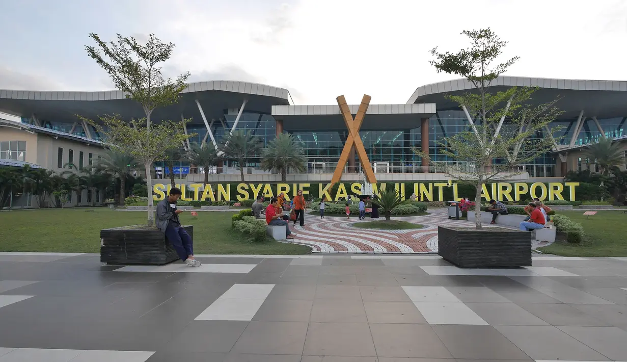 Suasana Bandara Sultan Syarif Kasim II di Pekanbaru, Riau, Rabu (9/5). Sebelumnya, Bandara Sultan Syarif Kasim II hanya menggunakan Bahasa Inggris dan Indonesia untuk informasi penerbangan. (Liputan.com/Herman Zakharia)