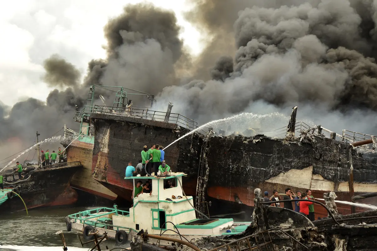 Asap Hitam Terus Mengepul dari Kebakaran Kapal di Pelabuhan Benoa