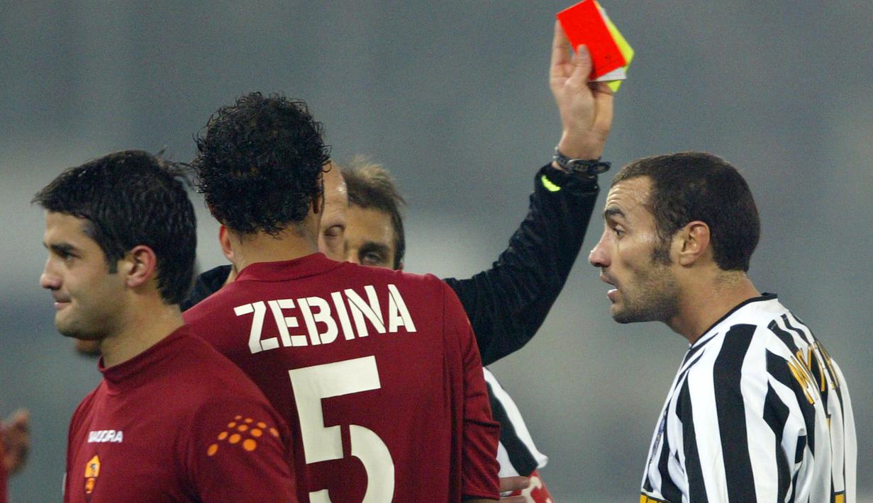 Paolo Montero. Bek tengah Uruguay yang kini berusia 50 tahun dan telah pensiun pada Mei 2007 bersama Penarol ini tercatat total menerima 21 kartu merah sepanjang karier sepak bolanya. Selama karier profesionalnya mulai 1992 hingga 2007 ia hanya memperkuat 2 klub Eropa di Liga Italia, yaitu Atalanta dan Juventus hingga 2005. Di ujung kariernya ia membela San Lorenzo di Argentina dan menutup karier di Uruguay bersama Penarol. Saat ini ia menjabat sebagai pelatih Juventus U-19. (AFP/Vincenzo Pinto)