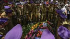 Tentara Israel berpelukan di dekat makam Staf Sersan. Shilo Yosef Amir saat pemakamannya di pemakaman Mount Herzl di Yerusalem, Jumat, 7 Juli 2023. (AP Photo/Ohad Zwigenberg)