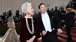 CEO dan chief engineer SpaceX Elon Musk (kanan) bersama ibunya supermodel Maye Musk menghadiri acara Met Gala 2022 di Metropolitan Museum of Art, New York, Amerika Serikat, 2 Mei 2022. Tema Met Gala 2022 adalah "In America: An Anthology of Fashion". (Jamie McCarthy/Getty Images/AFP)