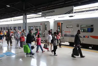 Stasiun Pasar Senen, Jakarta. Sebanyak 717.203 tiket kereta api jarak jauh periode libur Natal 2025 dan Tahun Baru 2026 (Nataru) sudah ludes terjual. (Dok PT KAI)