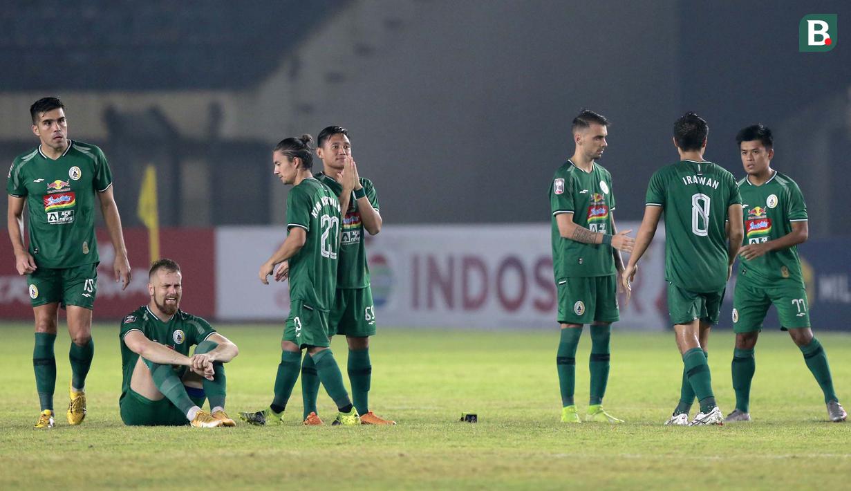 Ekspresi para pemain PSS Sleman saat babak adu penalti melawan Bali United dalam laga perempatfinal Piala Menpora 2021 di Stadion Si Jalak Harupat, Bandung, Senin (12/4/2021). PSS Sleman menang 4-2 melalui adu penalti. (Bola.com/Ikhwan Yanuar)