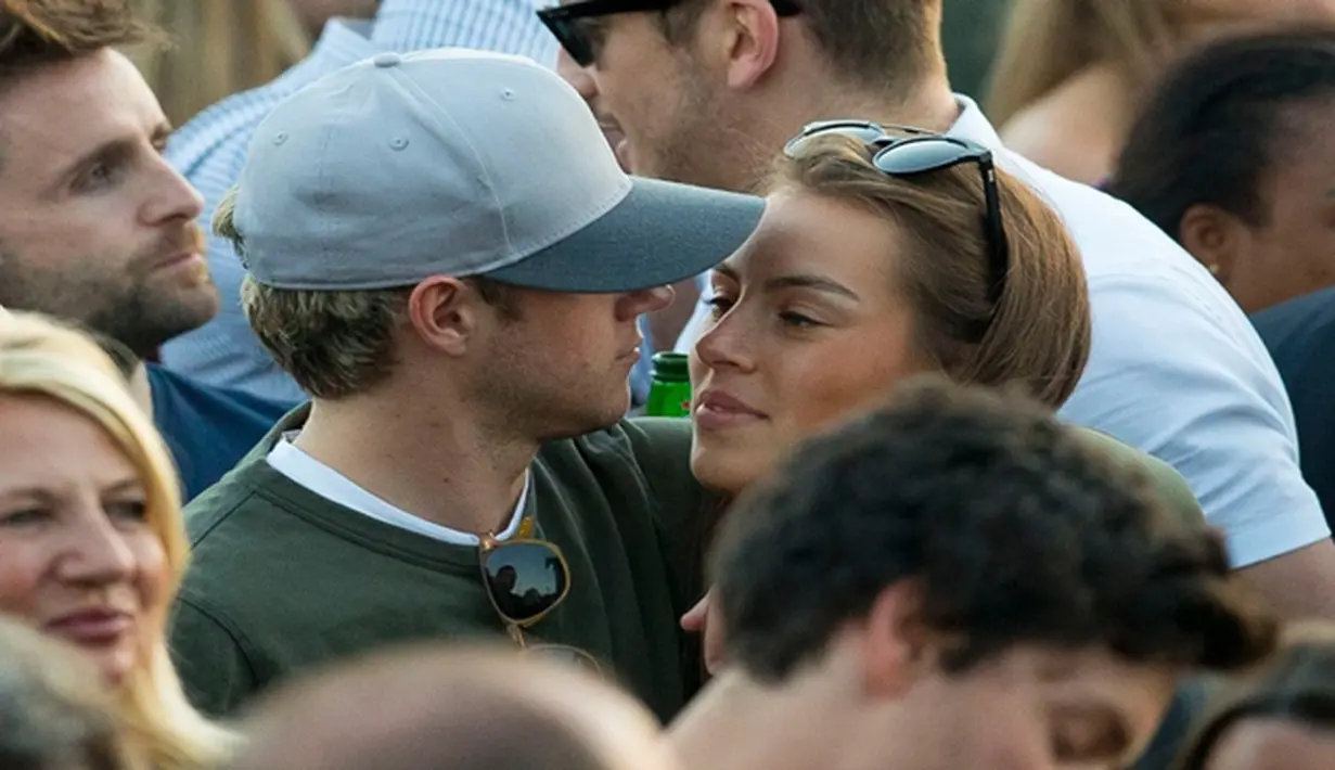 Membina hubungan yang masih tergolong seumur biji jagung yakni dua minggu. Kedua pasangan ini saling mesra di Summerfestival, London. (Dailymail/Bintang.com)