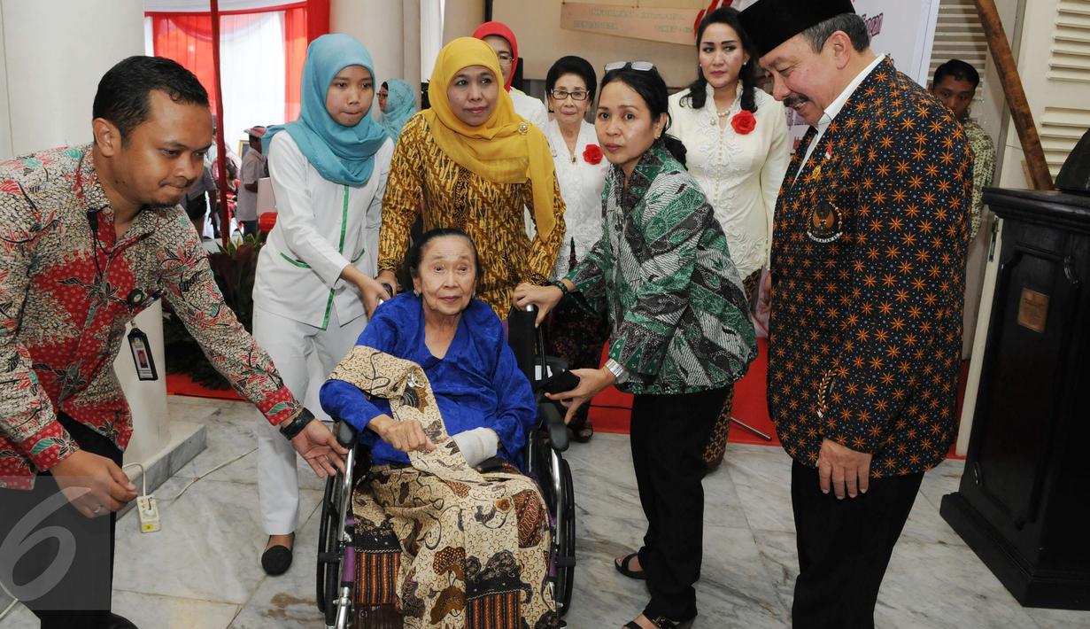 Menteri Sosial Khofifah Indar Parawansa tiba menghadiri peresmian 1000 cap tangan wanita pejuang 45 di gedung Joang, Jakarta, Jumat (15/12). 1000 cap telapak tangan tersebut dipamerkan untuk mengenang para wanita pejuang 45. (Liputan6.com/Helmi Afandi)