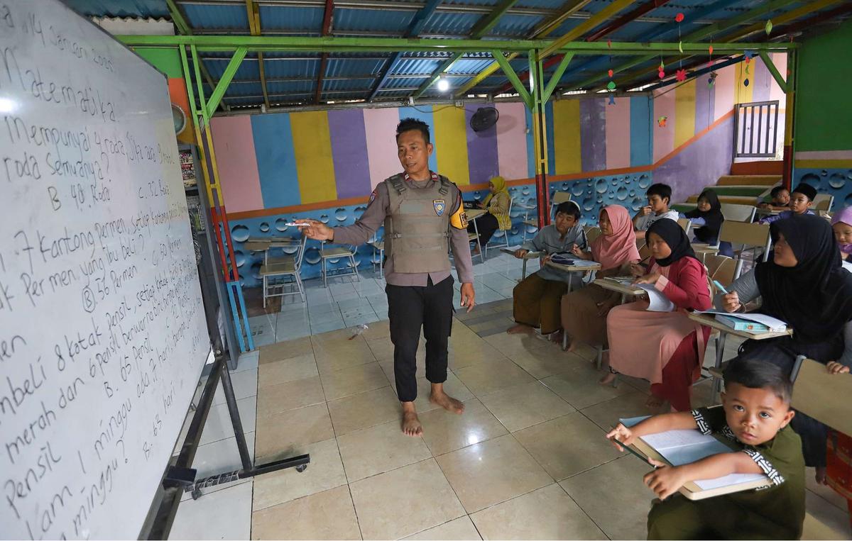 Sosok Aiptu Agus Riyanto, Polisi Inspiratif Dirikan Sekolah Gratis untuk Anak-Anak Pemulung di Sudut Jakarta