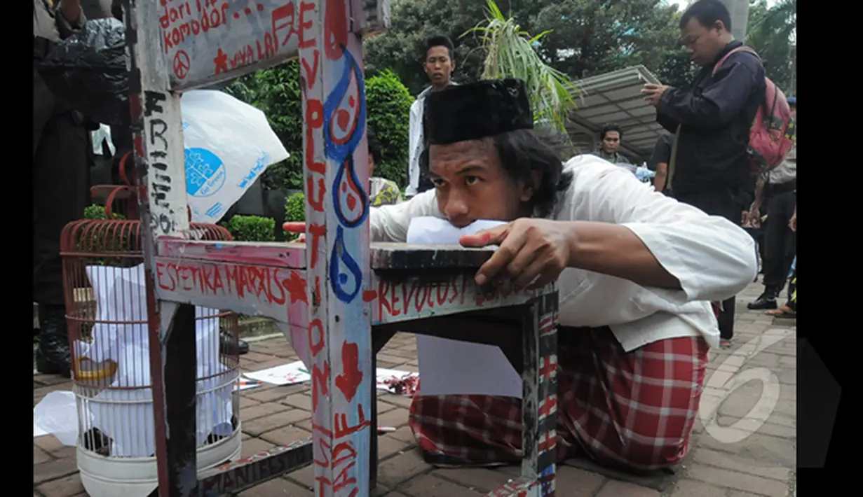 Aksi teatrikal Cicak VS Buaya dan Aksi Kucing mengeong digelar di depan gedung Komisi Pemberantasan Korupsi (KPK) Jakarta, Senin (26/1/2014). (Liputan6.com/Herman Zakharia)