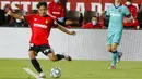Pemain Mallorca, Takefusa Kubo, melepaskan tendangan saat melawan Barcelona pada laga La Liga di Estadio de Son Moix, Minggu (14/6/2020). Barcelona menang dengan skor 4-0. (AP/Francisco Ubilla)