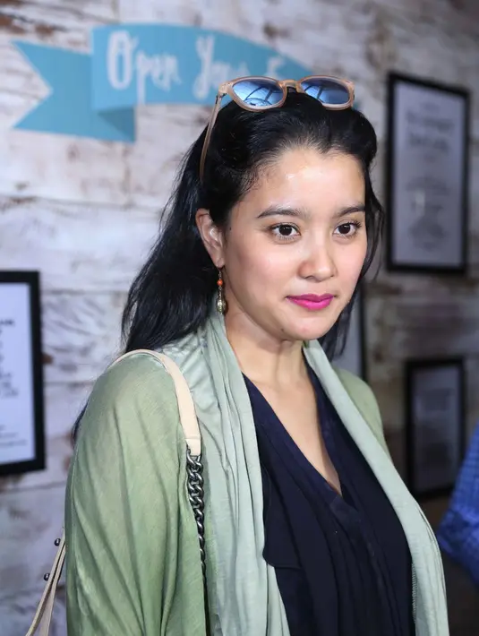 “Kalo aku pergi kaya kemaren aku umroh ninggalin anak-anak 9 hari untuk pertama kalinya, titip sama Oliv sama mama. Kalo titip ke dia (Oliv) sendiri ga mungkin,” tutur Marcella Zalianty. (Nurwahyunan/Bintang.com)