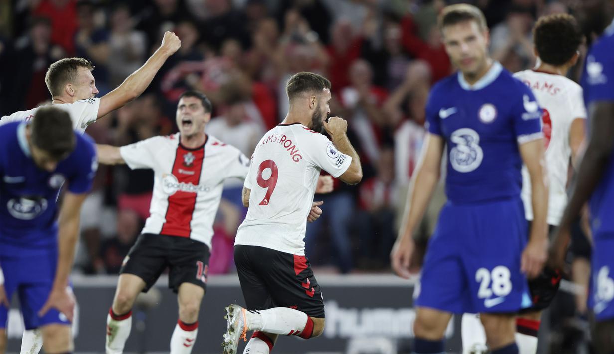 Armstrong terlibat dalam proses gol pertama Southampton. Lalu dia mencetak golnya sendiri di ujung babak pertama untuk mengunci kemenangan untuk tim berjuluk The Saints tersebut. (AP/Ian Walton)