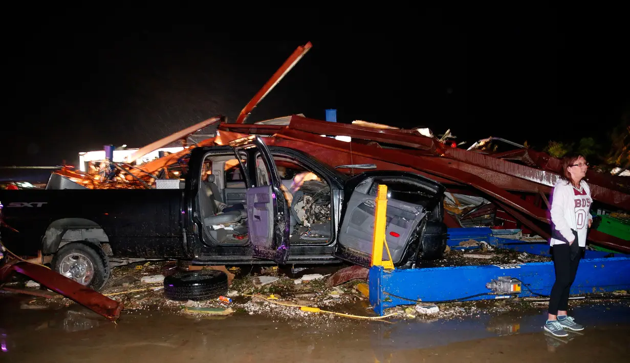 Sebuah mobil tertimpa reruntuhan usai tornado menghantam kawasan tersebut di Canton, Texas, AS, Sabtu (29/4). Satu orang dilaporkan tewas dan puluhan lainnya luka-luka. (Tom Fox / The Dallas Morning News via AP)