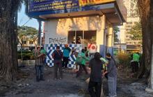 Kompak dan Spontan! Ojol Bersihkan Pos Polisi Surabaya yang Rusak, Warga Ikut Terharu dan Kagum