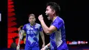 Ganda Putri Indonesia, Greysia Polii/Apriyani Rahayu berselebrasi saat bertanding melawan Mayu Matsumoto dan Ayako Sakuramoto dari Jepang pada perempat final Indonesia Open di Nusa Dua, Bali (26/11/2021). Greysia/Apriyani menang 21-16, 12-21, 21-18. (Badminton Association of Indonesia/AFP)