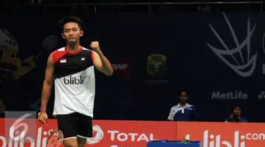 Tunggal putra Indonesia, Ihsan Maulana Mustofa mengepalkan tangan saat laga melawan Huang Yuxiang (Tiongkok) di babak kedua BCA Indonesia Open 2016, Jakarta, Kamis (2/6/2016). Ihsan menang dua set langsung 21-18, 21-15. (Liputan6.com/Helmi Fithriansyah)