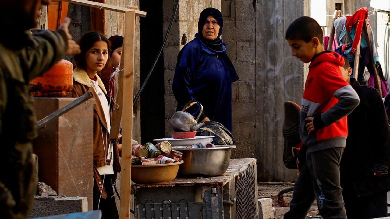 Keadaan ini sangat mengkhawatirkan dan membutuhkan bantuan internasional untuk mengatasi krisis kemanusiaan yang sedang terjadi di Rafah. Foto: REUTERS/  Ibraheem Abu Mustafa