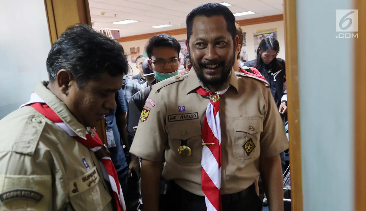 Ketua Kwarnas Pramuka Budi Waseso usai konferensi pers di Jakarta, Selasa (16/10). Dalam keterangannya Budi Waseso menanggapi Video Kampanye Pilpres 2019 Pakai Atribut Pramuka yang sempat viral adalah bukan anggota Pramuka. (Liputan6.com/Johan Tallo)