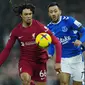 Bek Liverpool, Trent Alexander-Arnold berebut bola dengan pemain Everton, Dwight McNeil pada pertandingan lanjutan Liga Inggris di stadion Anfield di Liverpool, Inggris, Selasa (14/2/2023). Liverpool menang atas Everton 2-0. (AP Photo/Jon Super)