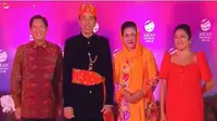 Heboh Ibu Negara Filipina dan Iriana Jokowi Sama-sama Goyangkan Kepala Saat Bertemu di KTT ASEAN 2023.&nbsp; foto: TikTok @beritaterbarujokowi