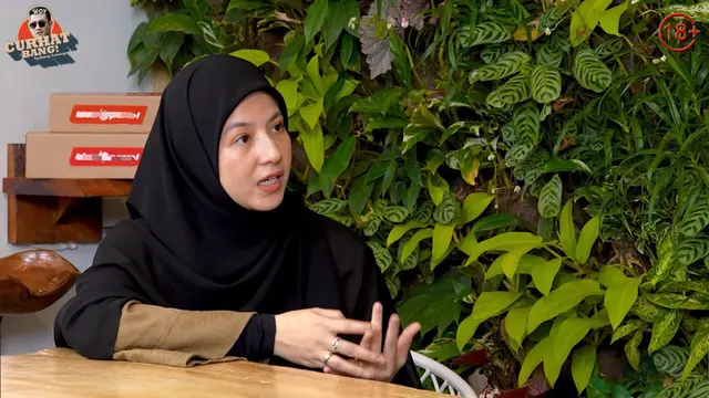 Pesan emosional Natasha Rizky untuk Desta. (credit:youtube.com/@curhatbang)