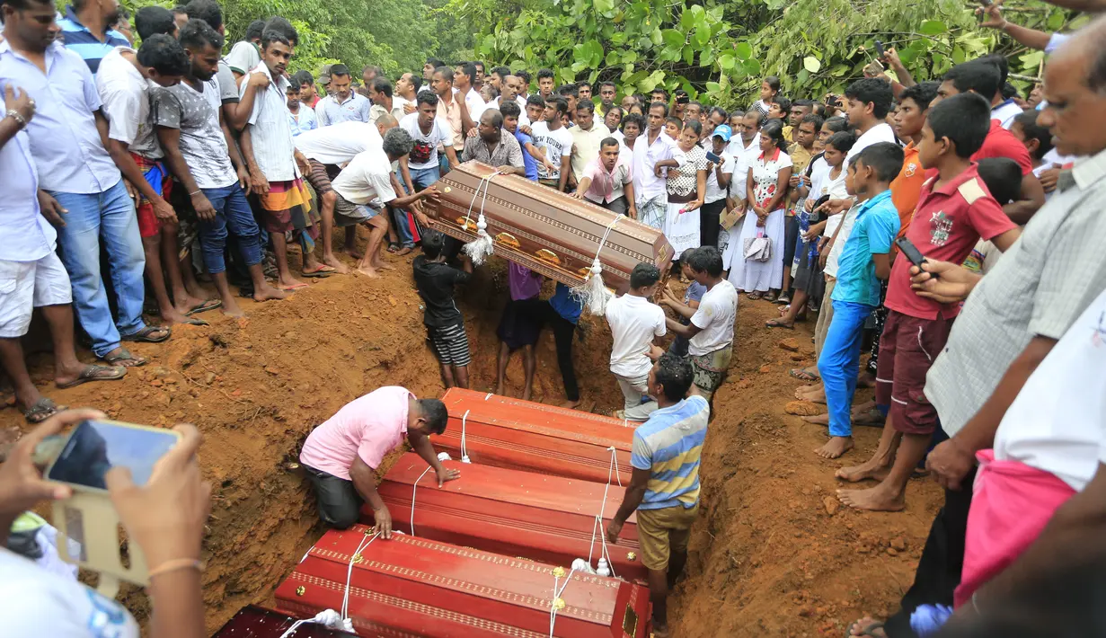 Pemakaman korban banjir dan tanah longsor di Sri Lanka, Minggu (28/5). Saat ini tercatat sudah ada 122 orang yang kehilangan nyawanya akibat bencana yang dipicu oleh hujan lebat di Sri Lanka. (AP Photo)