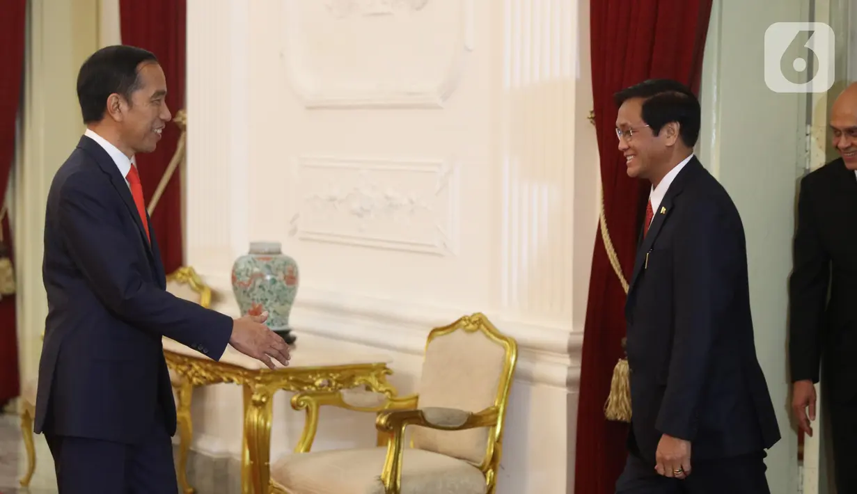 Presiden Joko Widodo atau Jokowi (kiri) saat menerima kunjungan Wakil Presiden Myanmar Henry Van Thio di Istana Merdeka, Jakarta, Minggu (20/10/2019). Jokowi bertemu wakil presiden negara sahabat usai dilantik menjadi Presiden RI periode 2019-2024. (Liputan6.com/Angga Yuniar)