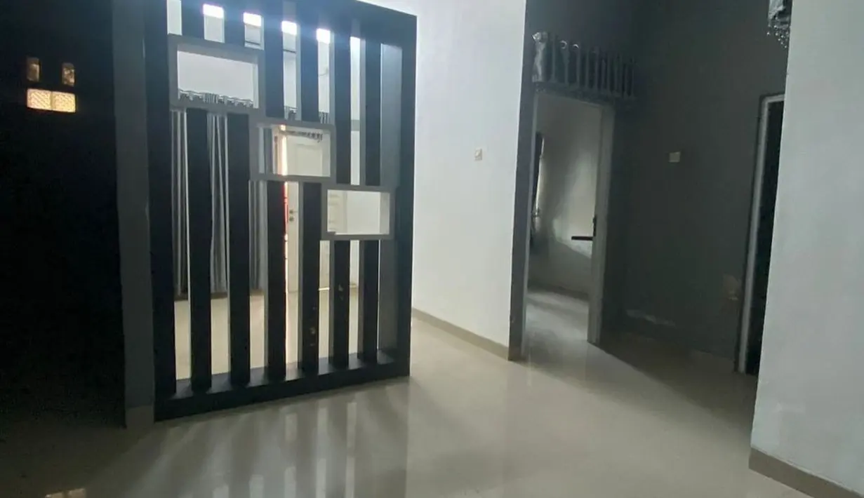 Terlihat dari beberapa potretnya, rumah tersebut terlihat sudah kosong. Hanya tinggal beberapa parabot, seperti elmari tv, lemari baju, kitchen set, dan pendingin ruangan dll. [Instagram/zaskia_gotix]