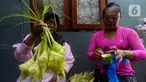 Warga Bali membantu membuatkan kulit ketupat bagi umat Islam yang akan merayakan Lebaran Idul Fitri di kawasan Perumahan Pondok Kampial {ermai, Nusa Dua, Bali, Jumat (21/04/2023).  Momen Idul Fitri dimanfaatkan warga untuk saling tolong menolong sebagai semangat toleransi beragama.
(merdeka.com/Arie Basuki)