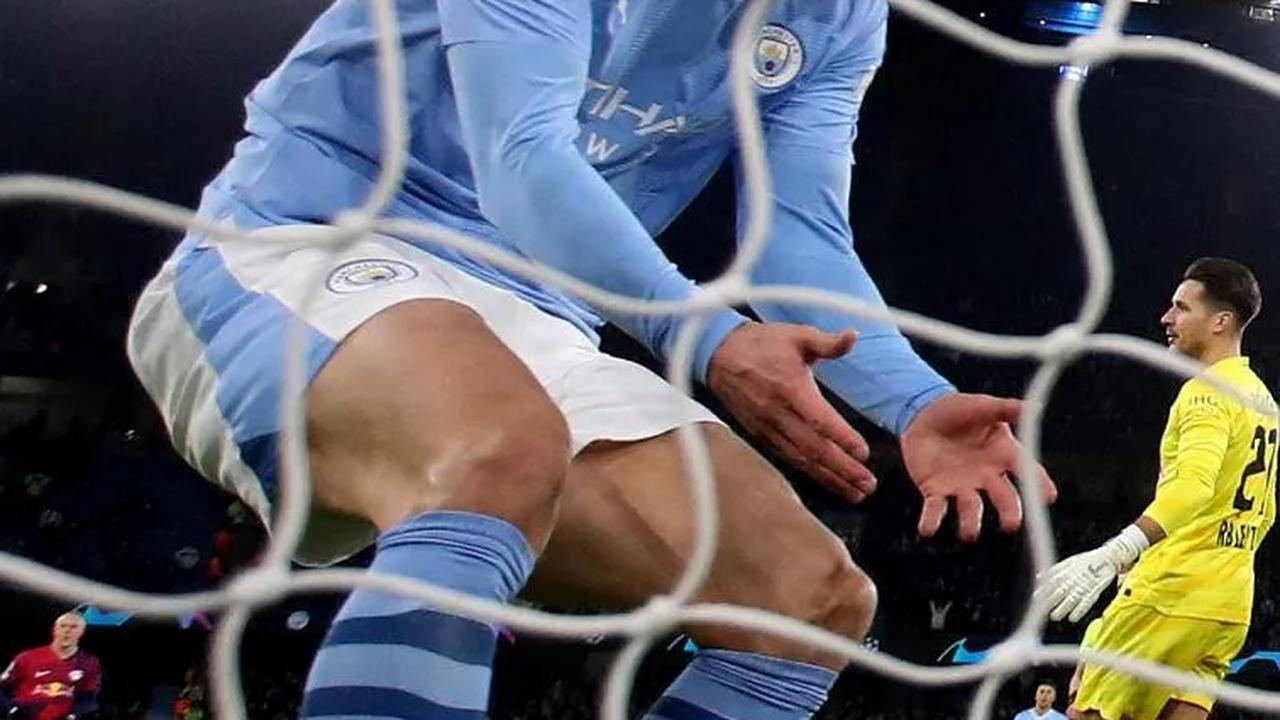 Hasil dari kemenangan dramatis itu membuat Manchester City semakin menguatkan posisinya di puncak klasemen dengan perolehan 15 poin.<br>