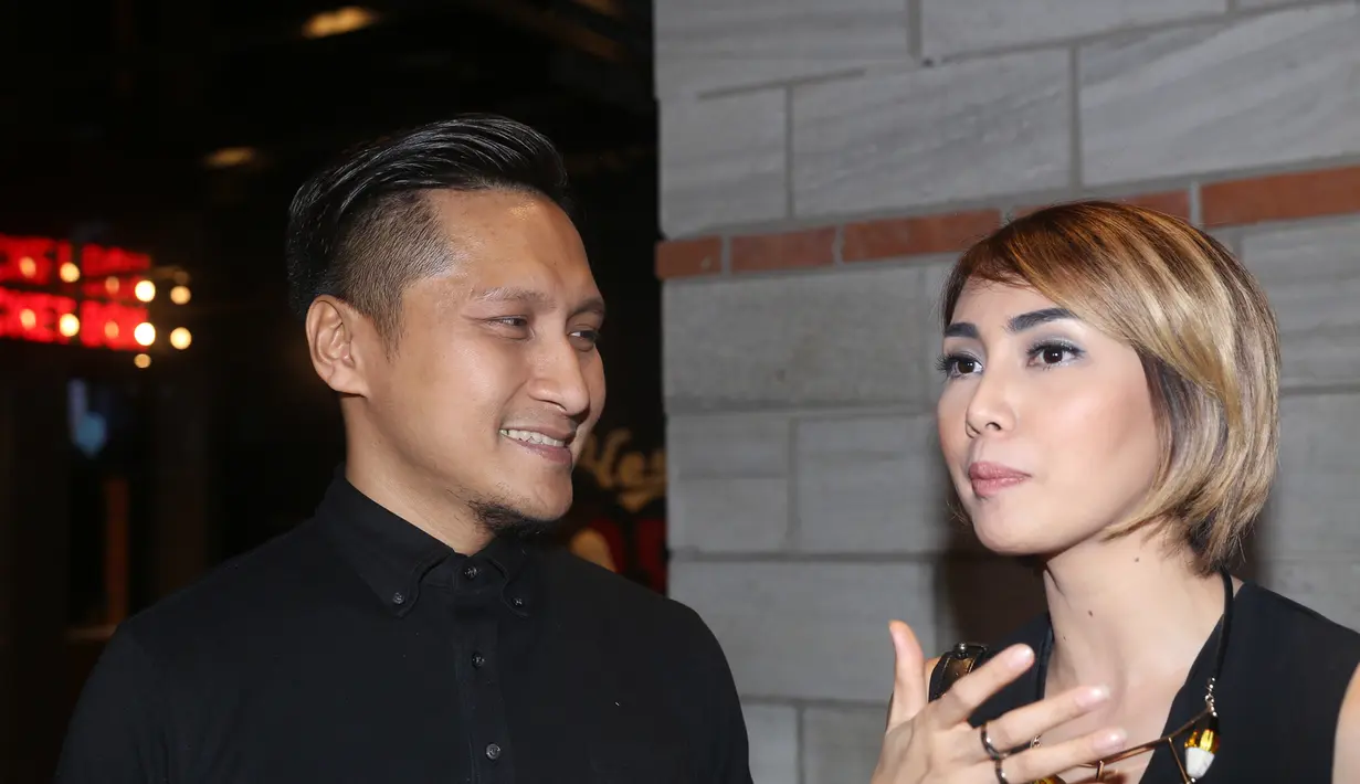 Arie Untung mengaku jarang dapat merayakan momen tahun baru di rumah bersama keluarga tercinta. Ia mengundang keluarga dan teman-teman untuk meramaikan momen tahun baru. (Andy Masela/Bintang.com)