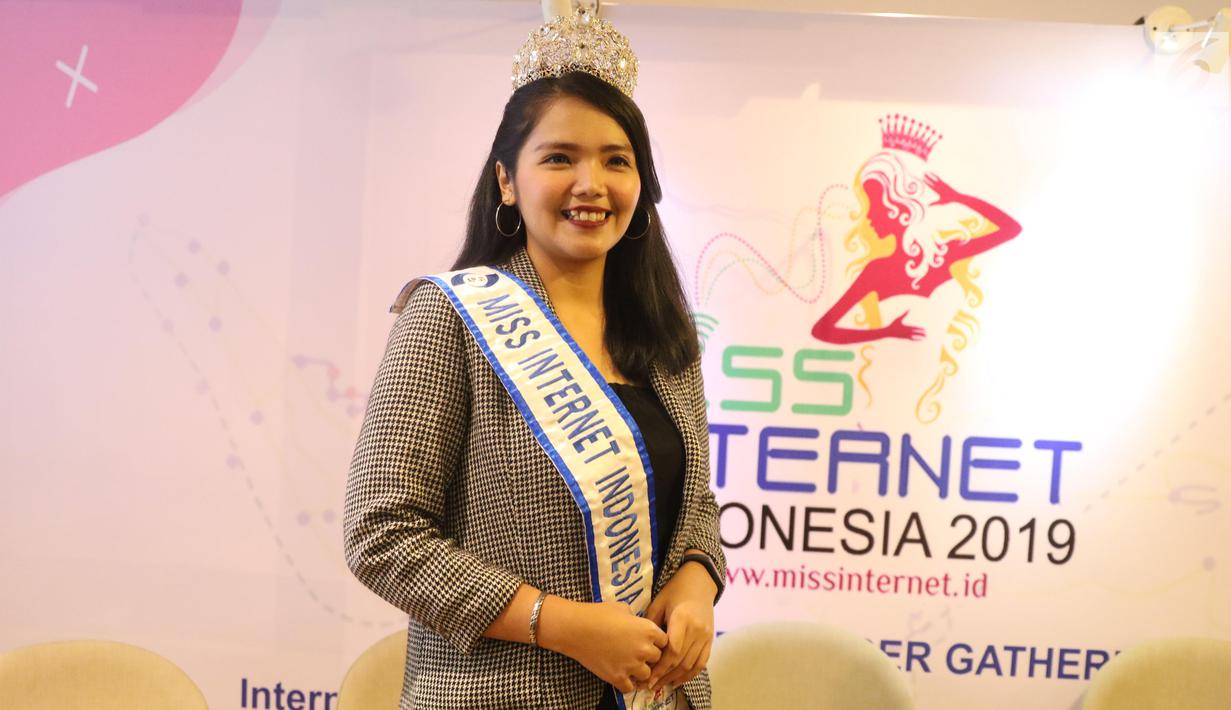 Miss Internet Indonesia 2018 Nathasya Juli Silaen berpose saat Media & Influencer Gathering Miss Internet 2019 di Go Works Setiabudi, Jakarta Selatan, Rabu (19/9/2019). Miss Internet 2019 kembali digelar untuk mengkampanyaken internet positif kepada masyarakat. (Liputan6.com/Angga Yuniar)