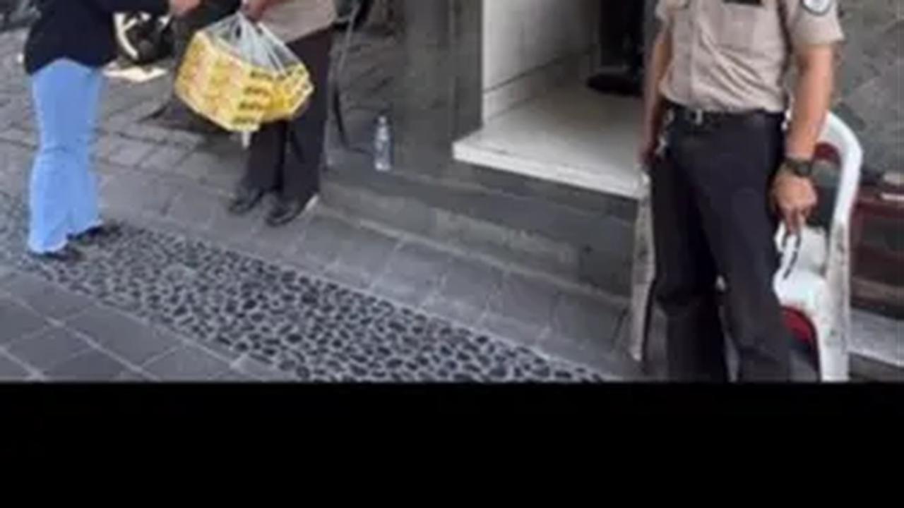 Selain itu, Nisa juga membagikan kotak makanan dalam rangka perayaan ulang tahunnya ke jajaran anggota Polri.<br>
