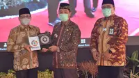 Menteri Desa, Pembangunan Daerah Tertinggal, dan Transmigrasi, Abdul Halim Iskandar menerima data SDGs Desa dari Bupati Rembang Abdul Hafidz di Pendopo Bupati Rembang, Jumat (17/9/2021). (Ist)