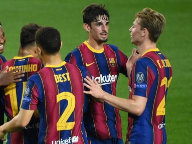 Pemain Barcelona merayakan gol yang dicetak Ansu Fati ke gawang Ferencvaros pada matchday 1 Grup G Liga Champions 2020/2021 di Camp Nou, Rabu (21/10/2020) dini hari WIB. Barcelona menang 5-1 atas Ferencvaros. (AFP/Lluis Gene)