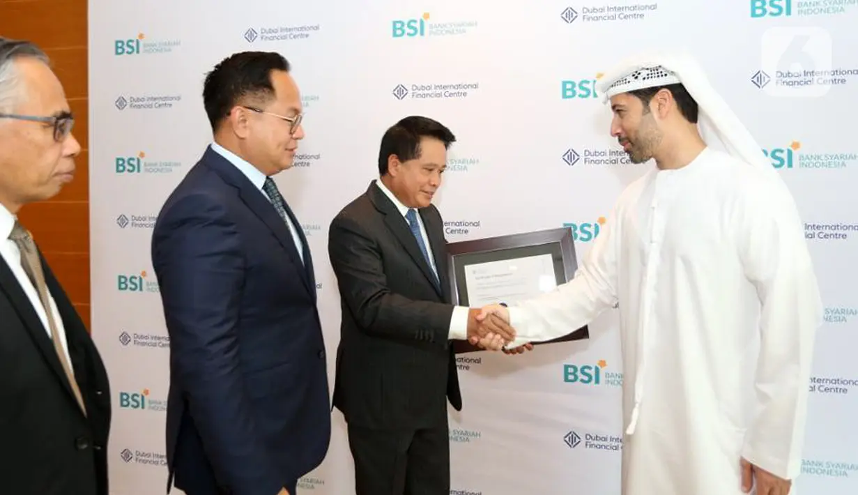 Dubai International Financial Center (DIFC) menyerahkan letter of incorporation kepada PT Bank Syariah Indonesia dan resmi menjadi bank dari Indonesia pertama yang dapat membuka pasar di wilayah Timur Tengah. Saat ini BSI dalam tahap akhir untuk memperoleh izin dari DFSA. (Liputan6.com/HO/BSI)