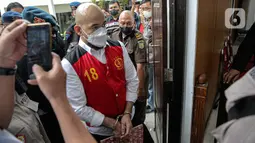 Terdakwa Baiquni Wibowo memasuki ruangan persidangan di Pengadilan Negeri Jakarta Selatan, Rabu (19/10/2022). Baiquni Wibowo didakwa merusak CCTV yang membuat terhalanginya penyidikan kasus pembunuhan Brigadir Nopriansyah Yosua Hutabarat (Brigadir J). (Liputan6.com/Faizal Fanani)