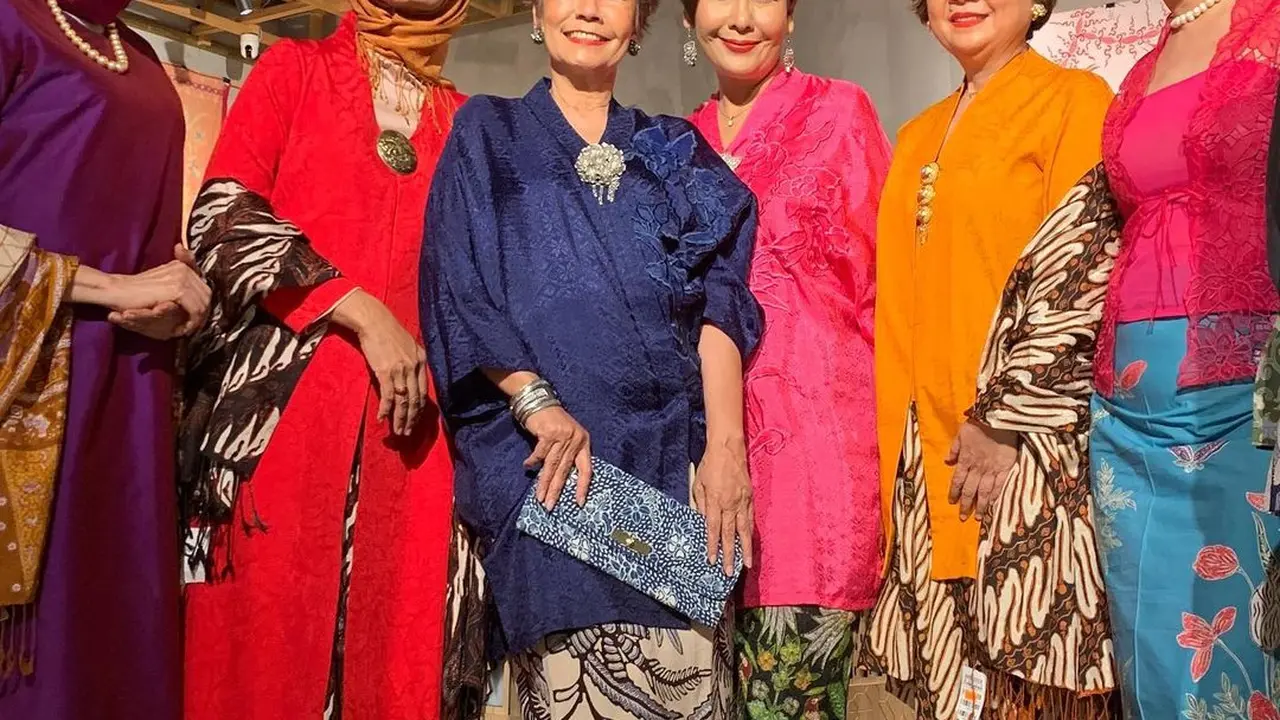 Debby Sahertian menjadi model fashion di Batik Mempersatukan Kita (https://www.instagram.com/debbysahertian54/?img_index=1)