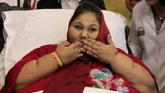 Wanita asal Mesir, Eman Ahmed Abd El Aty menyapa hadirin saat konferensi pers di Rumah Sakit Burjeel di Abu Dhabi (24/7). Aty dianggap sebagai wanita terberat di dunia yang dilaporkan meninggal dunia di Uni Emirat Arab. (AFP Photo/Saeed Bashar)