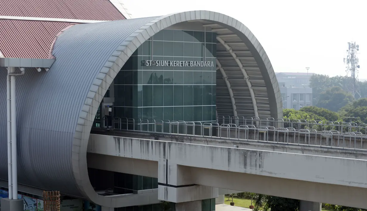Pemandangan Stasiun Kereta Bandara, Tangerang, Banten, Rabu (19/8/2020). Hingga saat ini, PT Angkasa Pura II masih menghentikan layanan Kereta Melayang (Kalayang) atau Automatic People Mover System (APMS) untuk mengantisipasi penyebaran COVID-19. (merdeka.com/Dwi Narwoko)