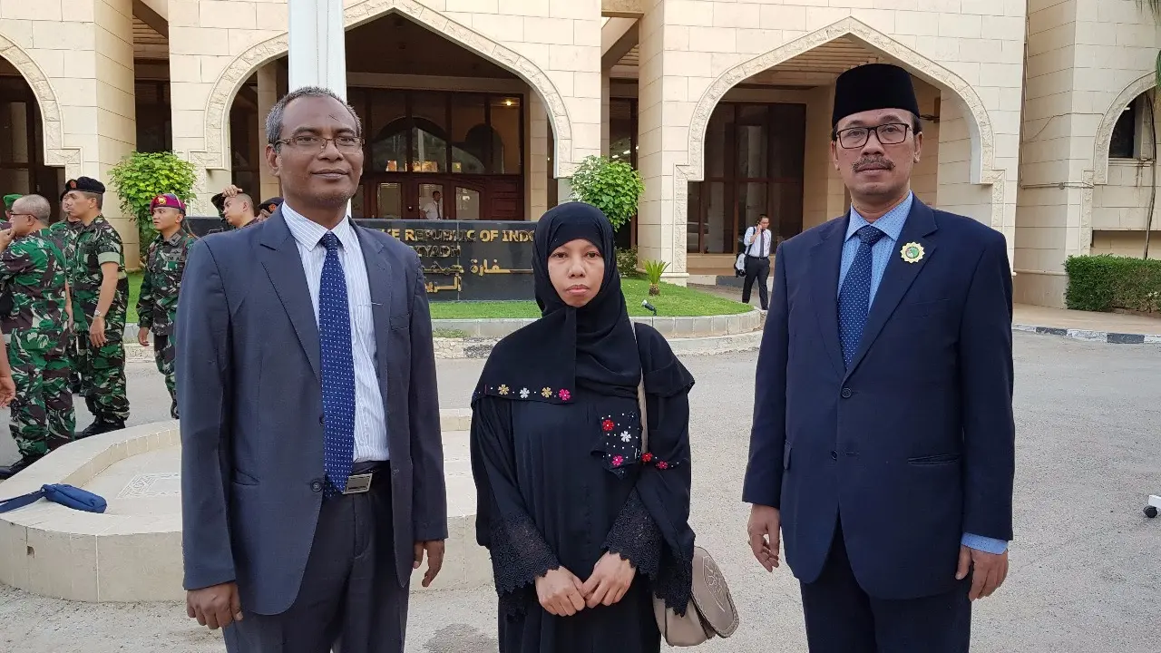 Pekerja migran Indonesia bernama Jama’ah Binti Sarikan Diman (tengah) berhasil terbebas dari jerat hukuman mati di Arab Saudi. (sumber: KBRI Riyadh)