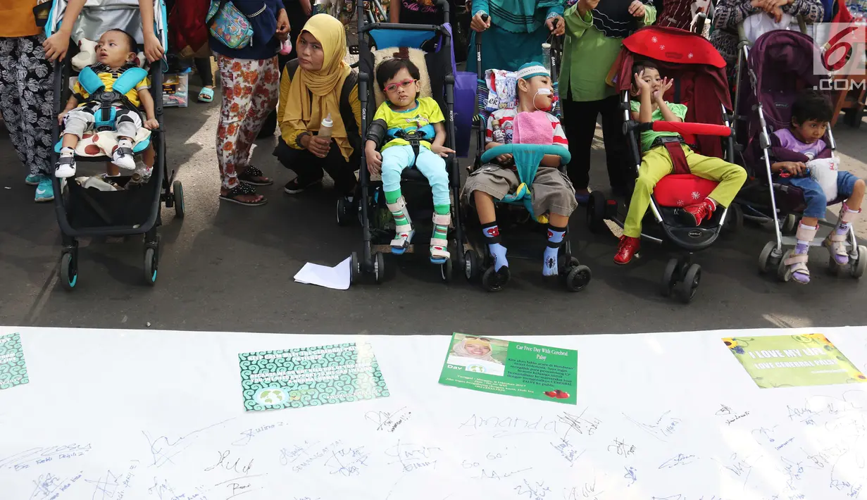 Sejumlah anak penyandang disabilitas pada Peringatan Hari Cerebral Palsy Sedunia di area Car Free Day, Bundaran HI, Jakarta, Minggu (8/10). Setiap tanggal 6 Oktober diperingati sebagai Hari Cerebral Palsy Sedunia. (Liputan6.com/Angga Yuniar)