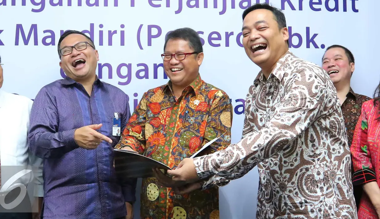 Menkominfo Rudiantara (tengah) bersama Dirut Palapa Ring Barat Syarif Lumintardjo, Dirut Bank Mandiri Kartika Wirjoatmodjo, Jakarta (25/7). Kredit Proyek Jaringan Tulang Punggung Serat Optik Nasional Palapa Ring Paket Barat. (Liputan6.com/Angga Yuniar)