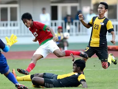 Di babak pertama Timnas Indonesia lebih dahulu membobol gawang Malaysia. Tampak pemain timnas yang berkostum merah, Bayu Gatra melepaskan tendangan ke gawang Malaysia (ANTARA FOTO/Prasetyo Utomo)
