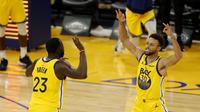 Stephen Curry merayakan keberhasilan cetak 62 poin saat Golden State Warriors kalahkan Portland Trail Blazers pada laga lanjutan NBA 2020/2021, Senin (04/01/2021) pagi WIB. (EZRA SHAW / GETTY IMAGES NORTH AMERICA / Getty Images via AFP)