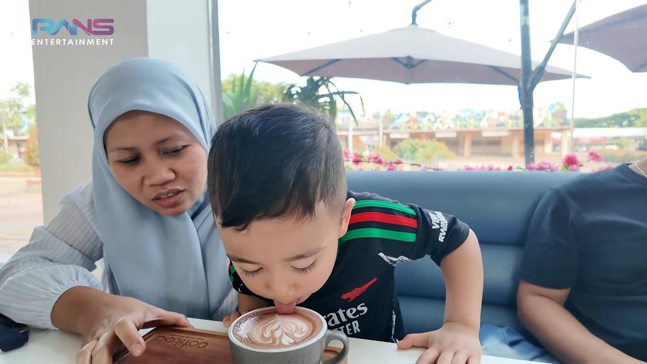 Potret Rayyanza Nongkrong Bareng Sus Rini di Kafe, Anteng Sambil Ngobrol - Peluk Nagita Slavina yang Baru Datang