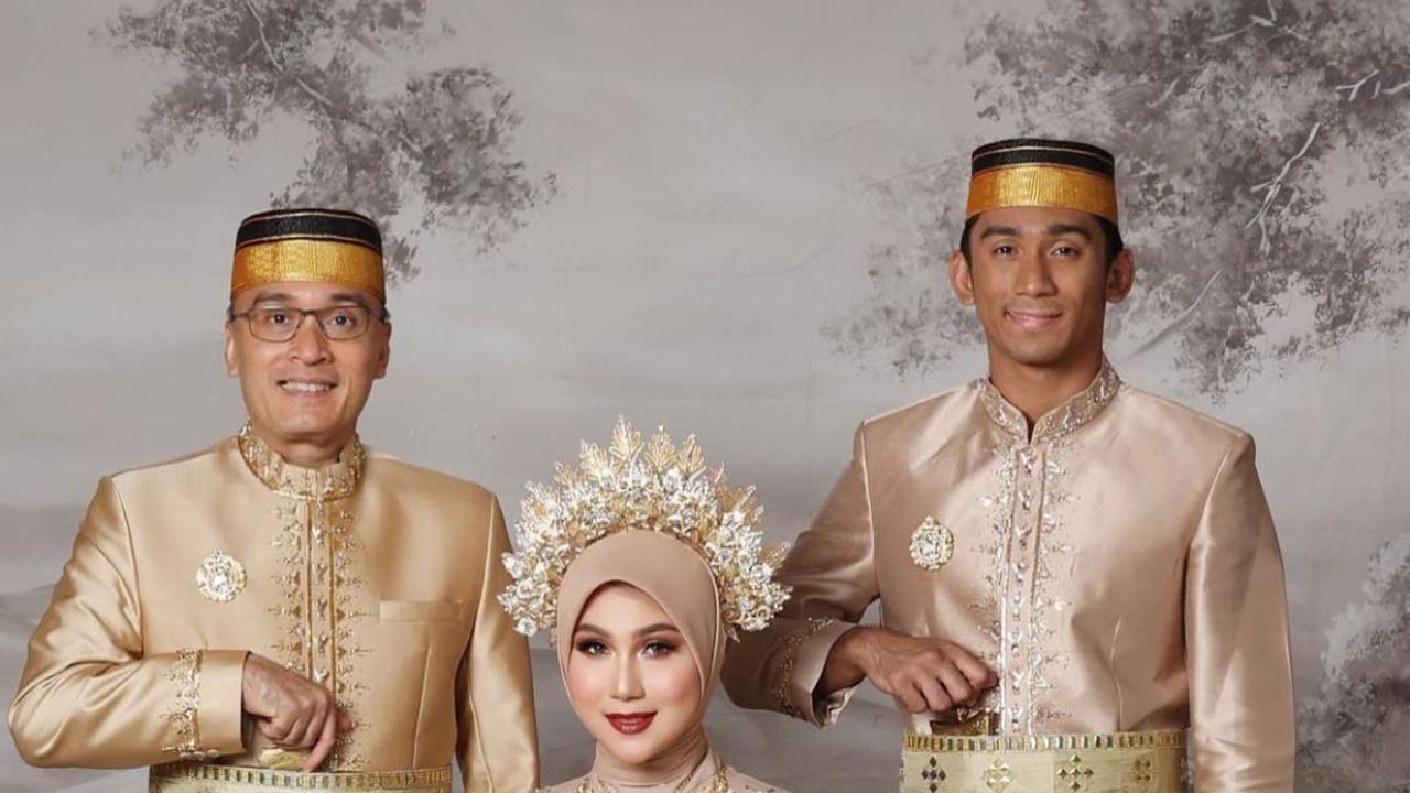 Potret Marini Zumarnis dan Keluarga Pakai Baju Adat Bugis, Penampilan Daffa Wardhana Curi Perhatian