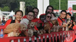 Sejumlah peserta berpose bersama saat mengikuti Purina Alpo Dog Run 2015 di Lapangan Parkir Timur Senayan, Jakarta, Minggu (24/5/2015). Acara tersebut dimanfaatkan para pemilik anjing untuk berbagi informasi. (Liputan6.com/Herman Zakharia)