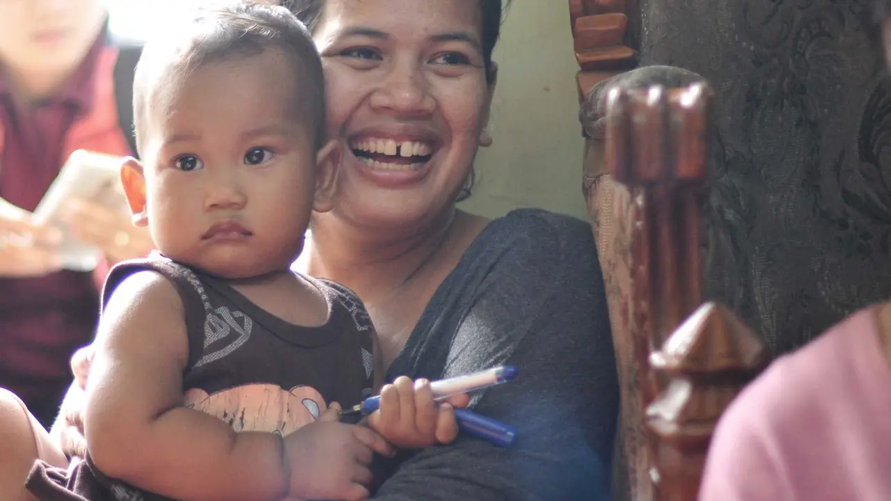 Masyarakat penerima manfaat program Light Up Indonesia dari Yayasan Cinta Anak Bangsa (YCAB)