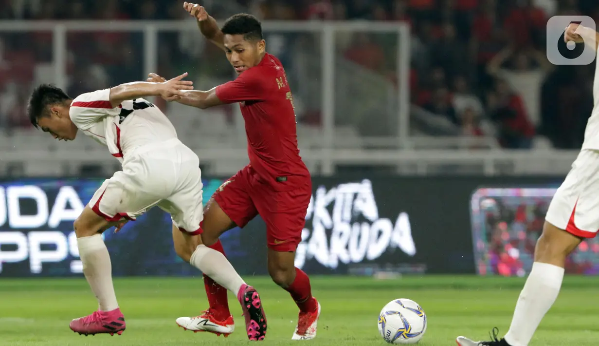 Pemain depan Timnas Indonesia U-19, M Fajar Fathur (kanan) mencoba lolos dari kawalan pemain Korea Utara pada kualifikasi Grup K Piala AFC U-19 2020 di Stadion Utama Gelora Bung Karno, Jakarta, Minggu (10/11/2019). Laga berakhir imbang 1-1. (Liputan6.com/Helmi Fithriansyah)