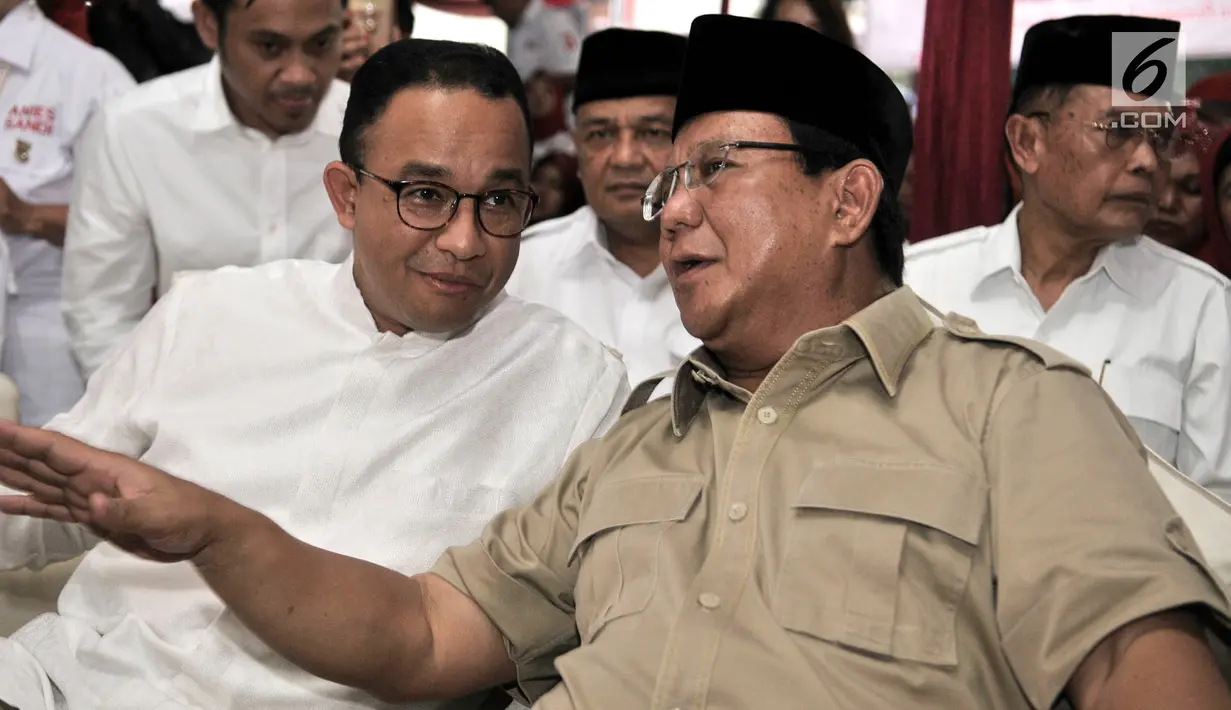 Ketua Umum Partai Gerindra Prabowo Subianto berbincang dengan Gubernur DKI Jakarta, Anies Baswedan saat menghadiri peresmian Roemah Djoeang di Jalan Wijaya, Kebayoran Baru, Jakarta, Minggu (29/7). (Merdeka.com/Iqbal S Nugroho)